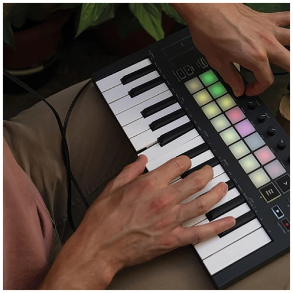 Controlador Midi Novation Launchkey Mini Mk3 Teclado